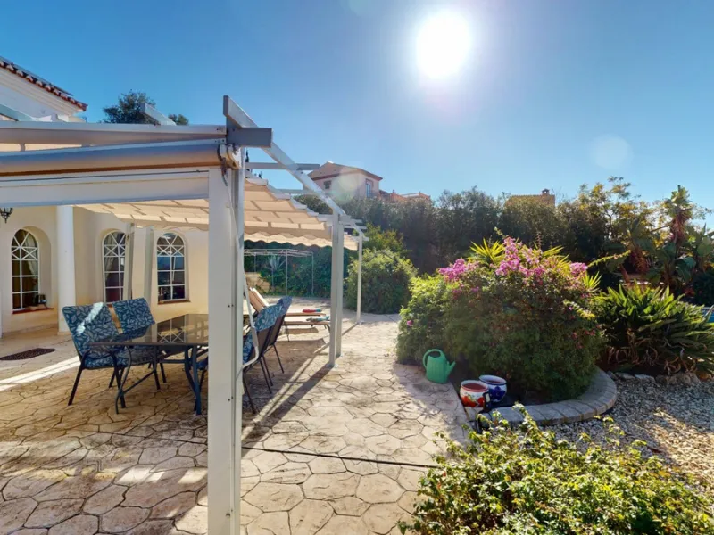 This elegant villa in Arenas, Málaga, offers a harmonious blend of space and style across two levels. The residence boasts four bedrooms and three bathrooms, with the primary bedroom providing generous personal space. The ground floor houses the main livi