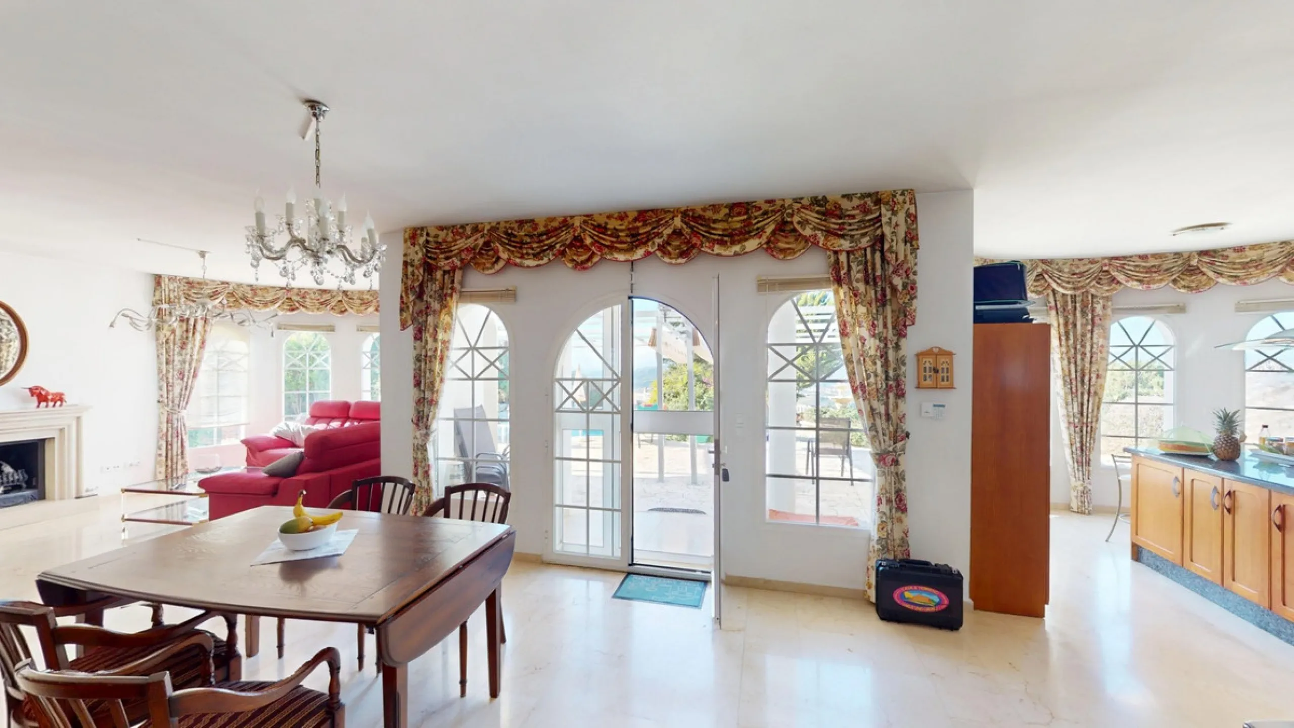 This elegant villa in Arenas, Málaga, offers a harmonious blend of space and style across two levels. The residence boasts four bedrooms and three bathrooms, with the primary bedroom providing generous personal space. The ground floor houses the main livi