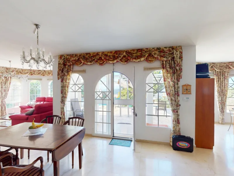 This elegant villa in Arenas, Málaga, offers a harmonious blend of space and style across two levels. The residence boasts four bedrooms and three bathrooms, with the primary bedroom providing generous personal space. The ground floor houses the main livi