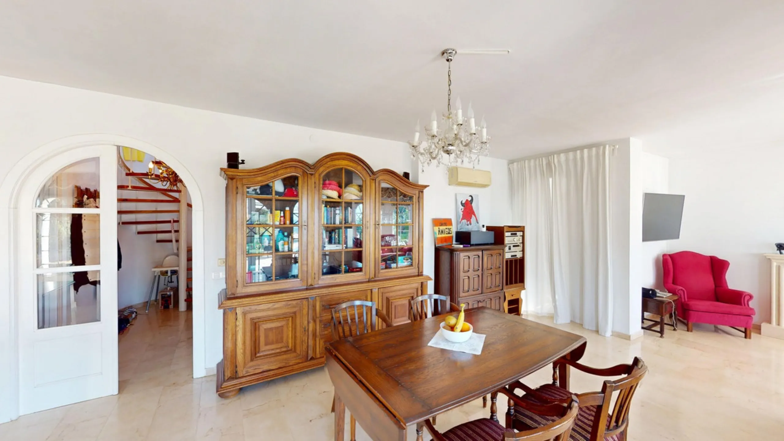 This elegant villa in Arenas, Málaga, offers a harmonious blend of space and style across two levels. The residence boasts four bedrooms and three bathrooms, with the primary bedroom providing generous personal space. The ground floor houses the main livi