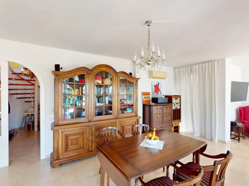 This elegant villa in Arenas, Málaga, offers a harmonious blend of space and style across two levels. The residence boasts four bedrooms and three bathrooms, with the primary bedroom providing generous personal space. The ground floor houses the main livi