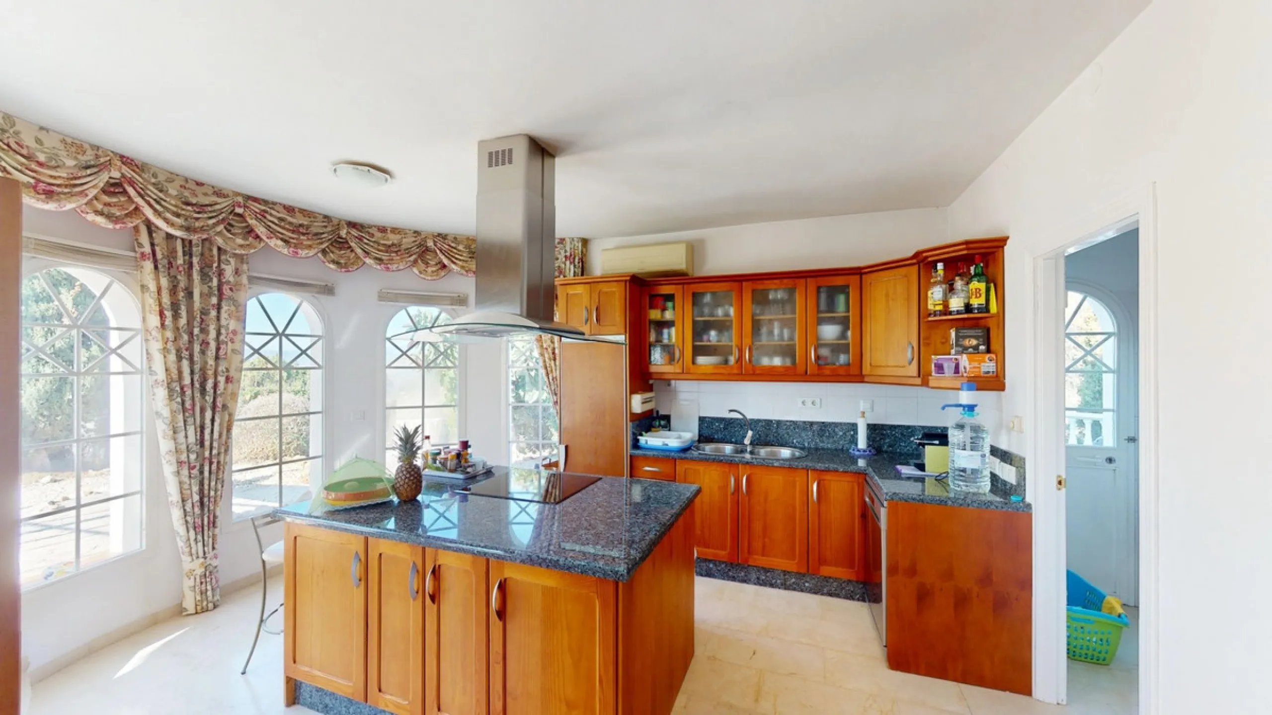 This elegant villa in Arenas, Málaga, offers a harmonious blend of space and style across two levels. The residence boasts four bedrooms and three bathrooms, with the primary bedroom providing generous personal space. The ground floor houses the main livi