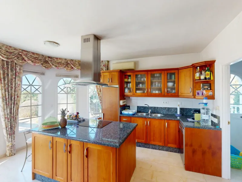 This elegant villa in Arenas, Málaga, offers a harmonious blend of space and style across two levels. The residence boasts four bedrooms and three bathrooms, with the primary bedroom providing generous personal space. The ground floor houses the main livi