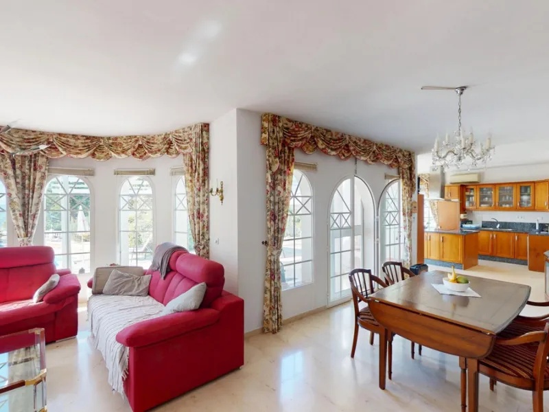 This elegant villa in Arenas, Málaga, offers a harmonious blend of space and style across two levels. The residence boasts four bedrooms and three bathrooms, with the primary bedroom providing generous personal space. The ground floor houses the main livi