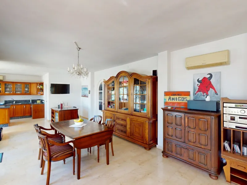 This elegant villa in Arenas, Málaga, offers a harmonious blend of space and style across two levels. The residence boasts four bedrooms and three bathrooms, with the primary bedroom providing generous personal space. The ground floor houses the main livi