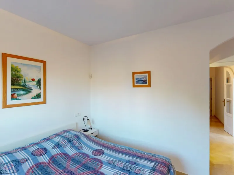 This elegant villa in Arenas, Málaga, offers a harmonious blend of space and style across two levels. The residence boasts four bedrooms and three bathrooms, with the primary bedroom providing generous personal space. The ground floor houses the main livi