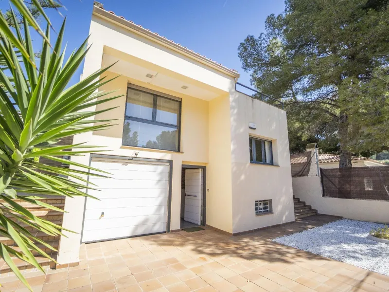 Elegant Villa with Panoramic Sea and Mountain Views in Coma-Ruga, Costa Dorada 