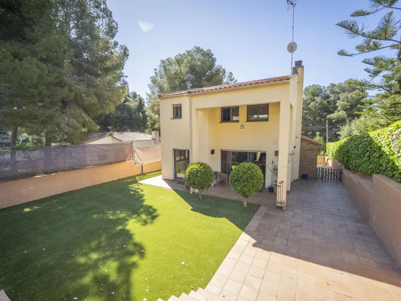 Elegant Villa with Panoramic Sea and Mountain Views in Coma-Ruga, Costa Dorada 
