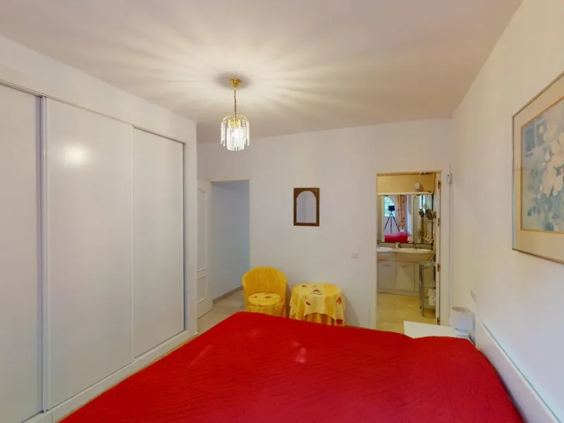 This elegant villa in Arenas, Málaga, offers a harmonious blend of space and style across two levels. The residence boasts four bedrooms and three bathrooms, with the primary bedroom providing generous personal space. The ground floor houses the main livi