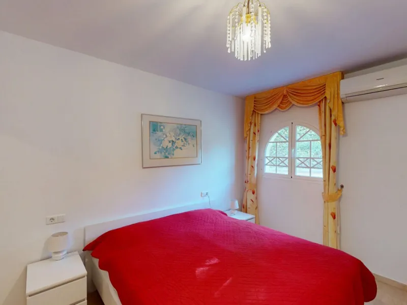 This elegant villa in Arenas, Málaga, offers a harmonious blend of space and style across two levels. The residence boasts four bedrooms and three bathrooms, with the primary bedroom providing generous personal space. The ground floor houses the main livi