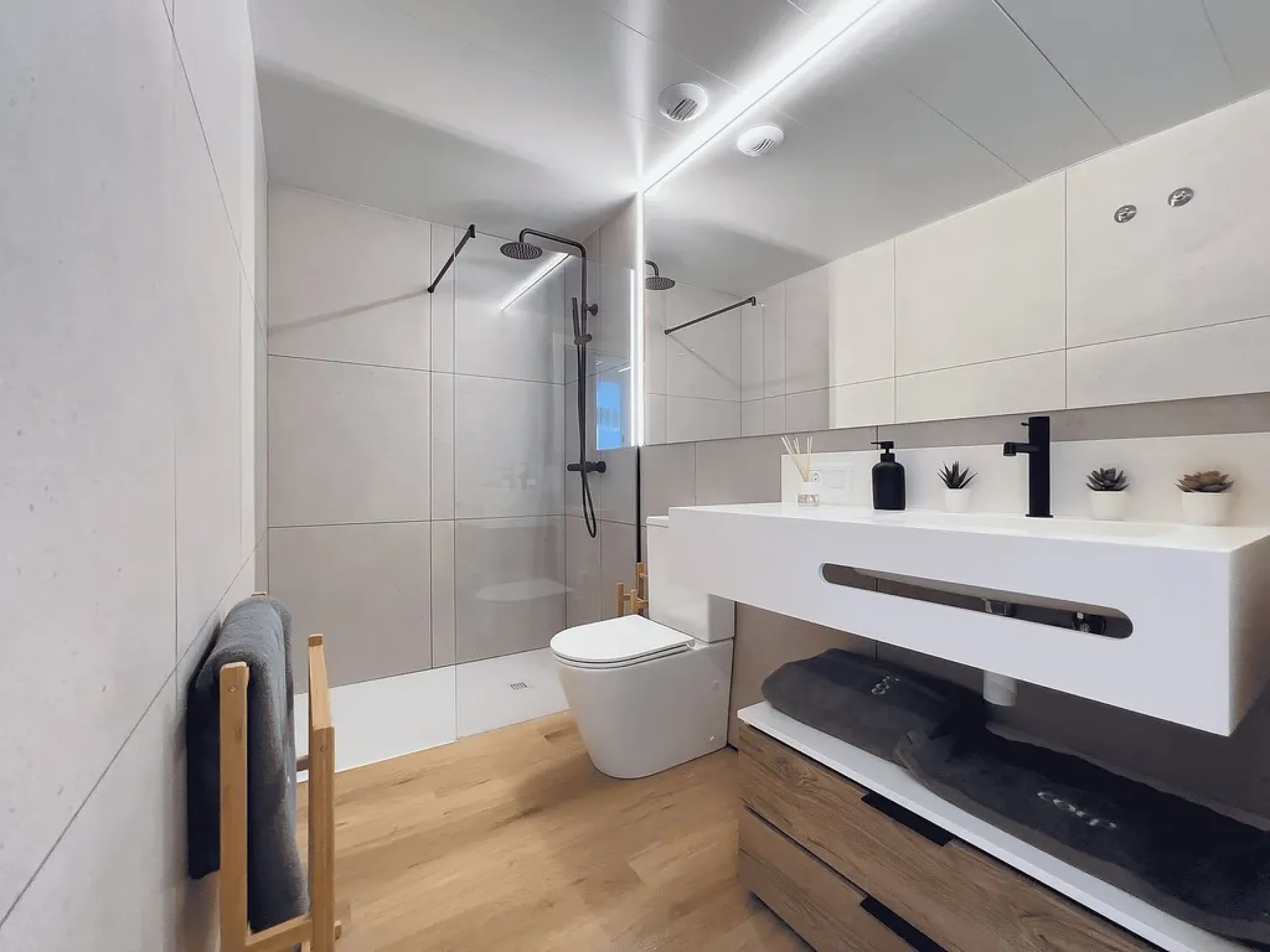 Новостройка с бассейном и премиальной инфраструктурой в районе Сант-Марти, Барселона