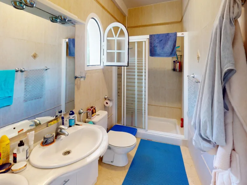 This elegant villa in Arenas, Málaga, offers a harmonious blend of space and style across two levels. The residence boasts four bedrooms and three bathrooms, with the primary bedroom providing generous personal space. The ground floor houses the main livi