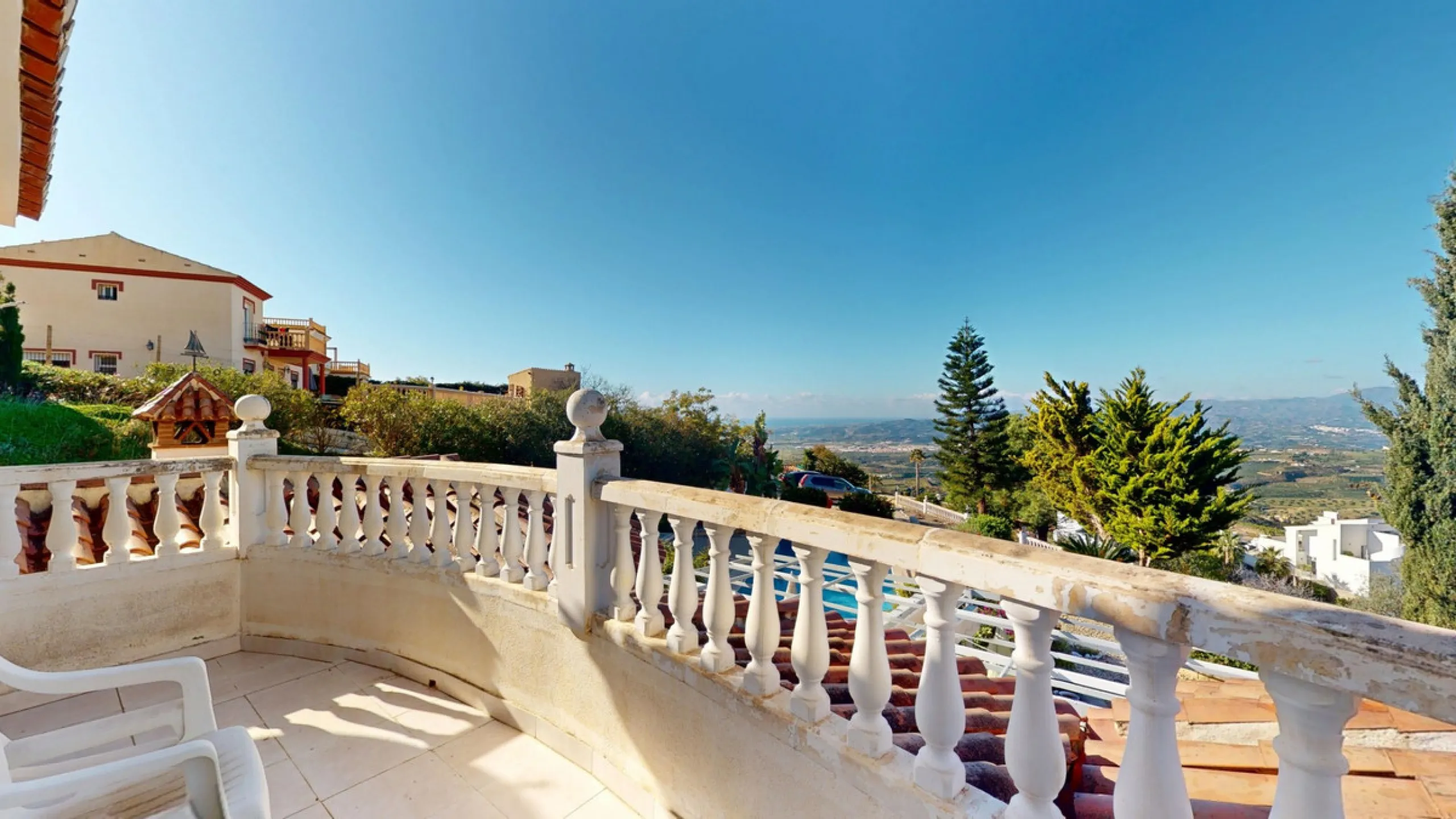 This elegant villa in Arenas, Málaga, offers a harmonious blend of space and style across two levels. The residence boasts four bedrooms and three bathrooms, with the primary bedroom providing generous personal space. The ground floor houses the main livi
