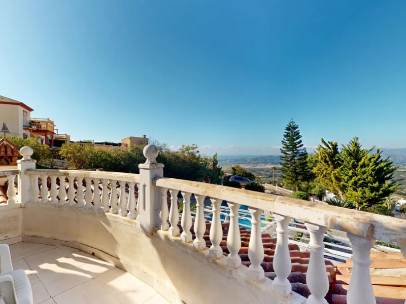 This elegant villa in Arenas, Málaga, offers a harmonious blend of space and style across two levels. The residence boasts four bedrooms and three bathrooms, with the primary bedroom providing generous personal space. The ground floor houses the main livi