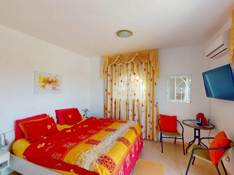 This elegant villa in Arenas, Málaga, offers a harmonious blend of space and style across two levels. The residence boasts four bedrooms and three bathrooms, with the primary bedroom providing generous personal space. The ground floor houses the main livi
