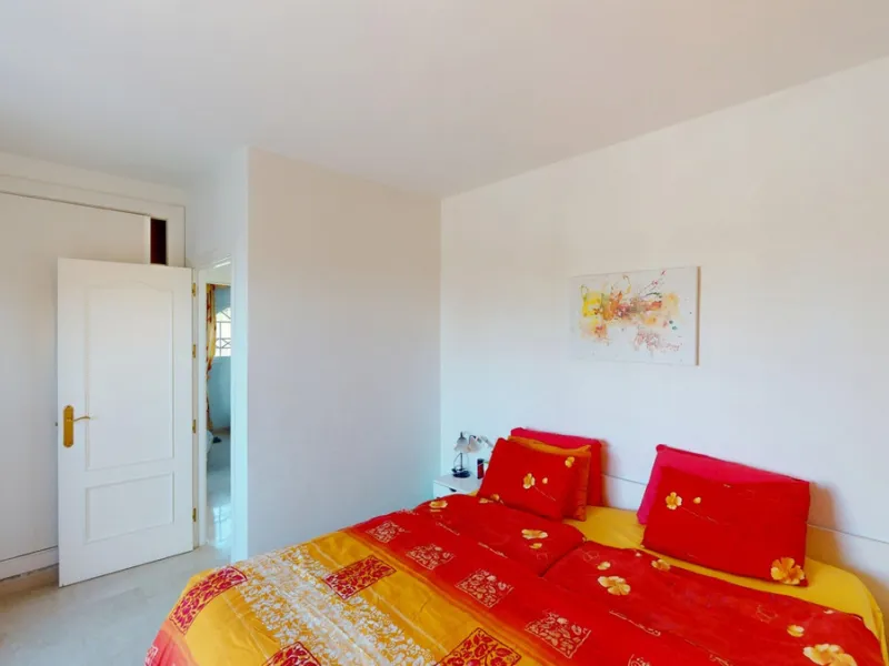 This elegant villa in Arenas, Málaga, offers a harmonious blend of space and style across two levels. The residence boasts four bedrooms and three bathrooms, with the primary bedroom providing generous personal space. The ground floor houses the main livi