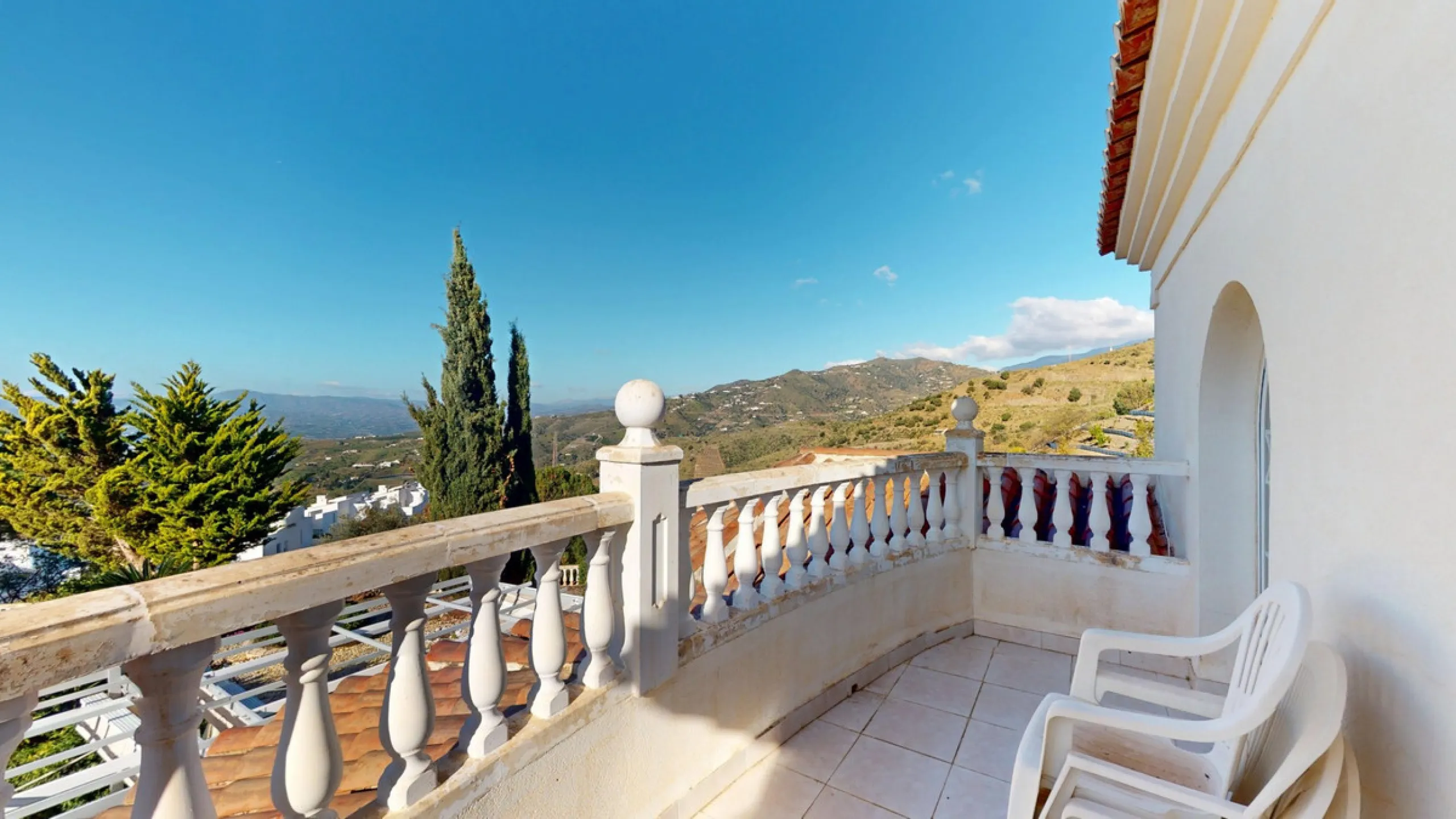 This elegant villa in Arenas, Málaga, offers a harmonious blend of space and style across two levels. The residence boasts four bedrooms and three bathrooms, with the primary bedroom providing generous personal space. The ground floor houses the main livi