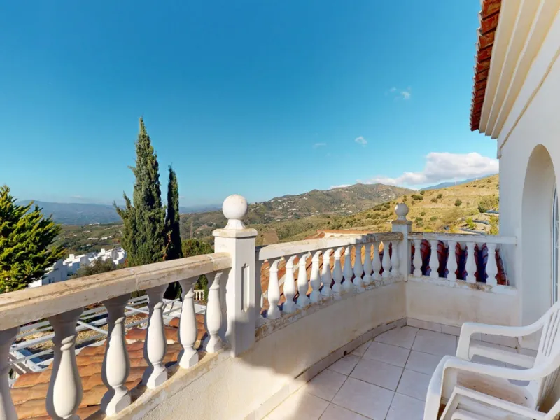 This elegant villa in Arenas, Málaga, offers a harmonious blend of space and style across two levels. The residence boasts four bedrooms and three bathrooms, with the primary bedroom providing generous personal space. The ground floor houses the main livi