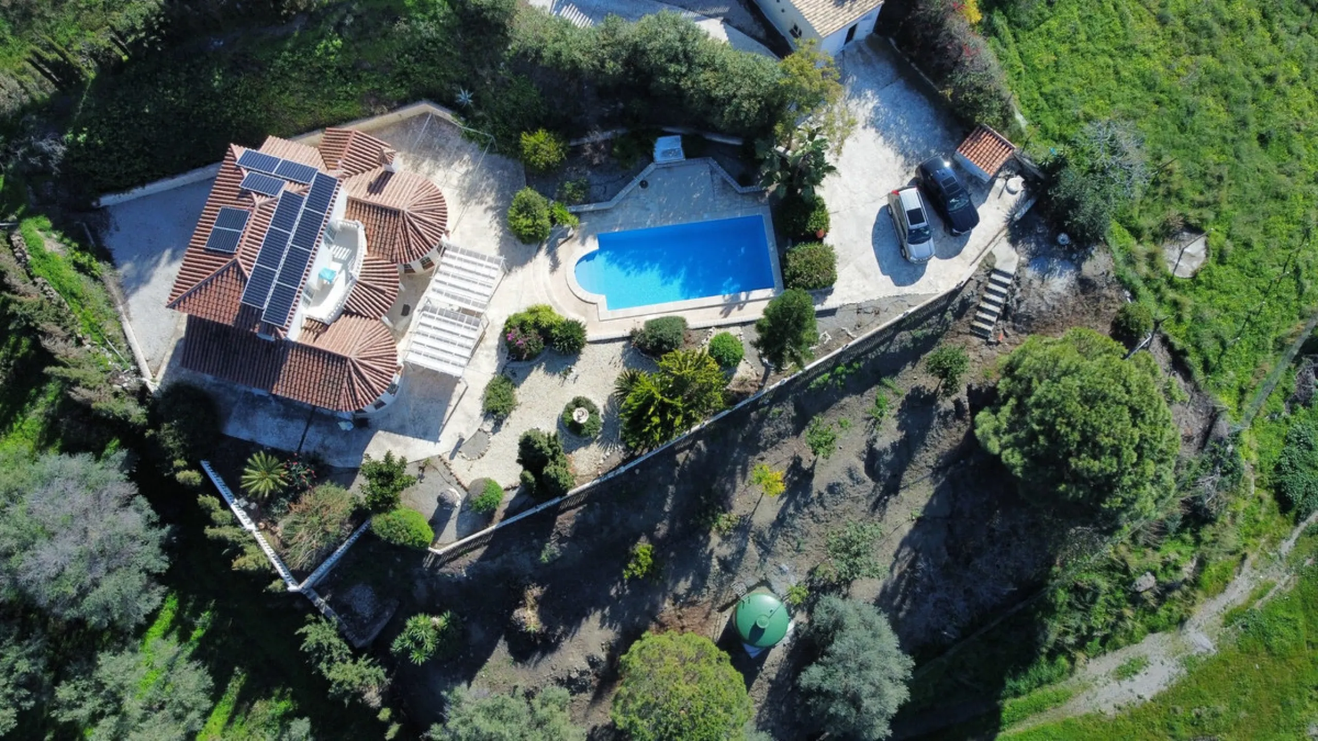 This elegant villa in Arenas, Málaga, offers a harmonious blend of space and style across two levels. The residence boasts four bedrooms and three bathrooms, with the primary bedroom providing generous personal space. The ground floor houses the main livi