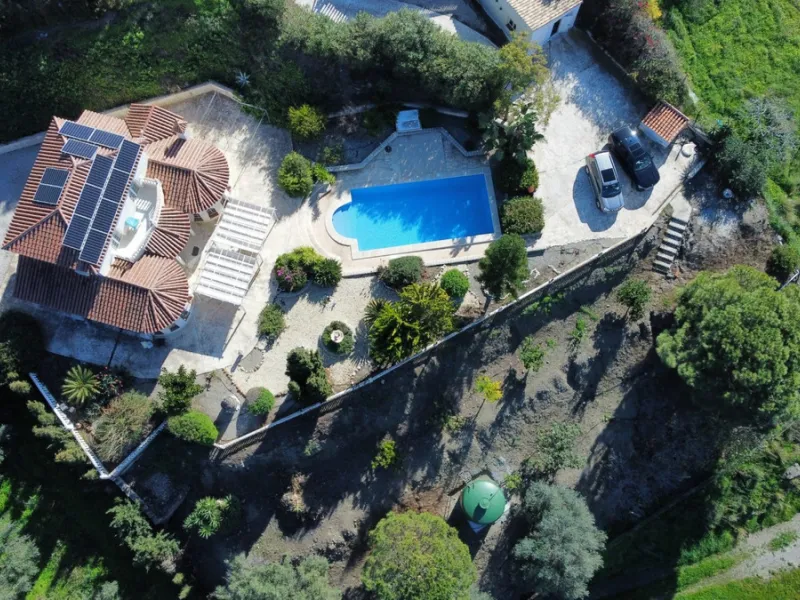 This elegant villa in Arenas, Málaga, offers a harmonious blend of space and style across two levels. The residence boasts four bedrooms and three bathrooms, with the primary bedroom providing generous personal space. The ground floor houses the main livi