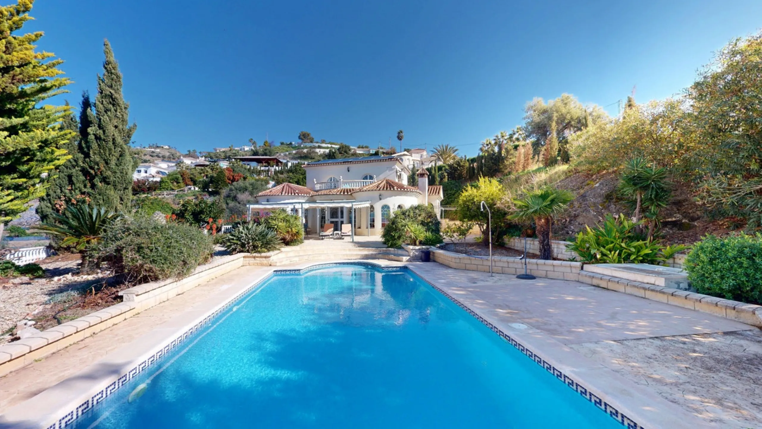 This elegant villa in Arenas, Málaga, offers a harmonious blend of space and style across two levels. The residence boasts four bedrooms and three bathrooms, with the primary bedroom providing generous personal space. The ground floor houses the main livi