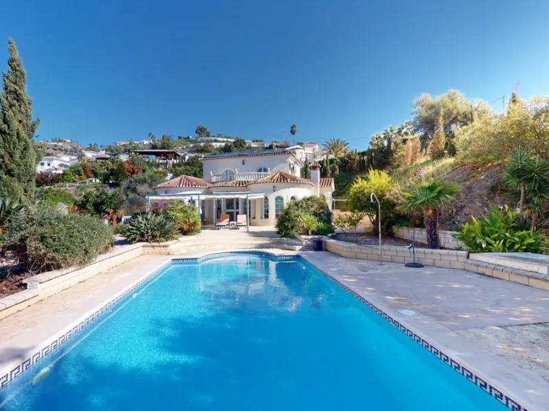 This elegant villa in Arenas, Málaga, offers a harmonious blend of space and style across two levels. The residence boasts four bedrooms and three bathrooms, with the primary bedroom providing generous personal space. The ground floor houses the main livi