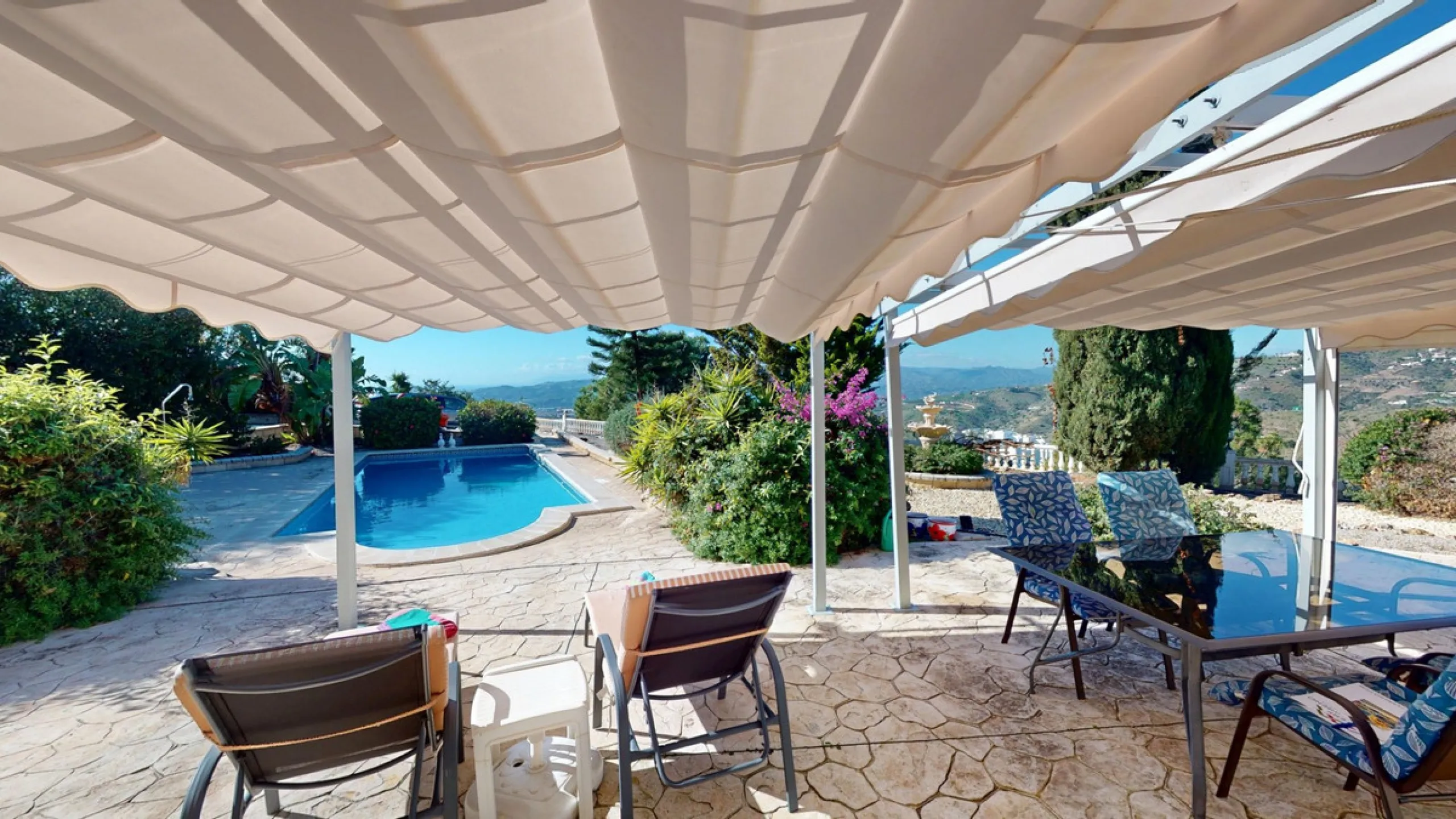 This elegant villa in Arenas, Málaga, offers a harmonious blend of space and style across two levels. The residence boasts four bedrooms and three bathrooms, with the primary bedroom providing generous personal space. The ground floor houses the main livi