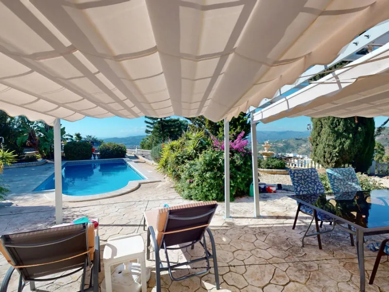 This elegant villa in Arenas, Málaga, offers a harmonious blend of space and style across two levels. The residence boasts four bedrooms and three bathrooms, with the primary bedroom providing generous personal space. The ground floor houses the main livi