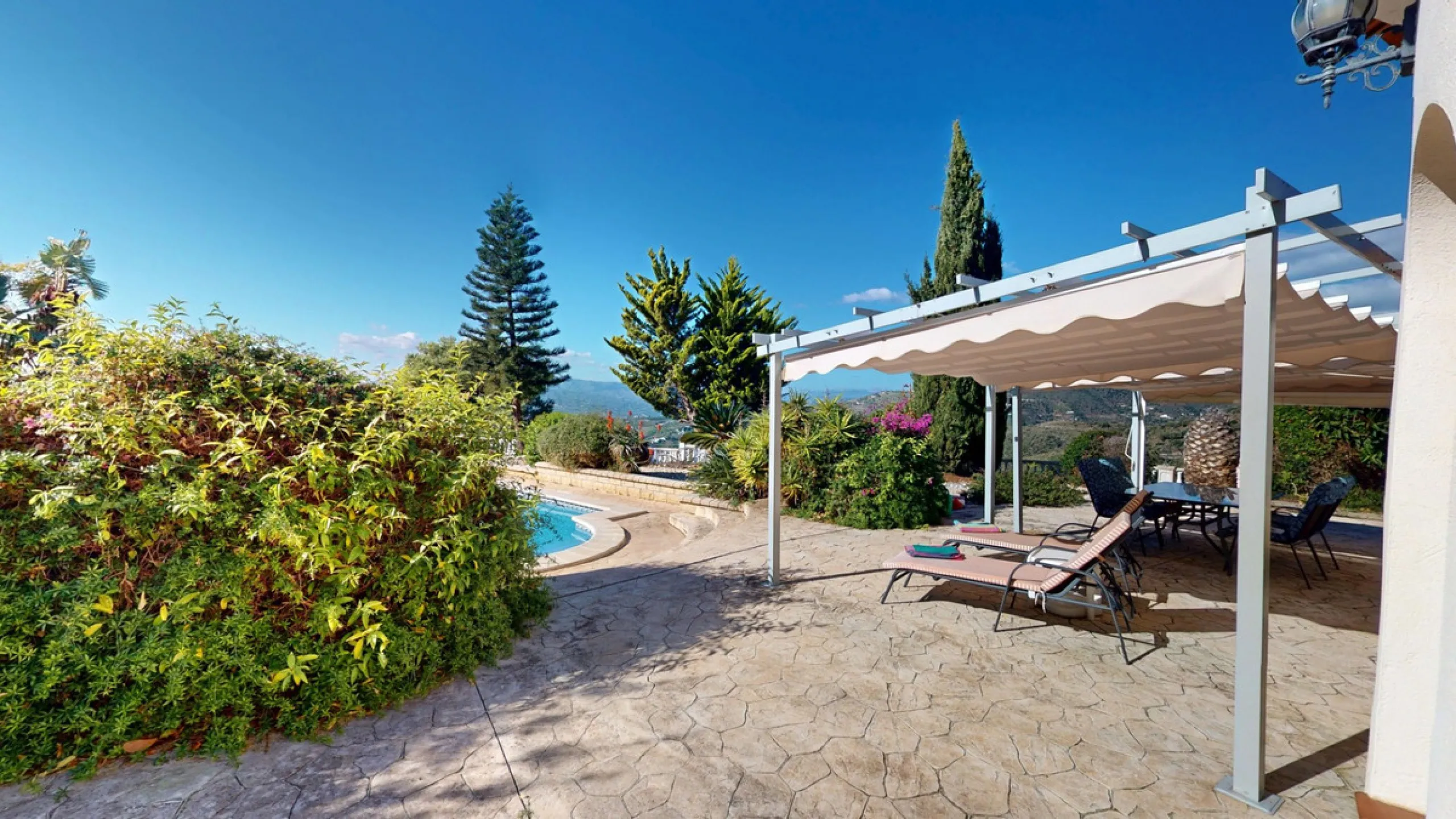 This elegant villa in Arenas, Málaga, offers a harmonious blend of space and style across two levels. The residence boasts four bedrooms and three bathrooms, with the primary bedroom providing generous personal space. The ground floor houses the main livi
