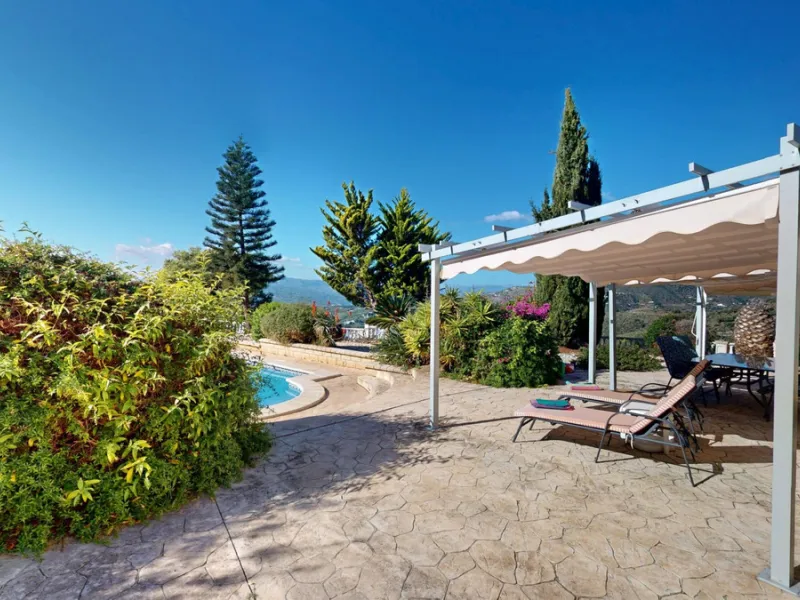 This elegant villa in Arenas, Málaga, offers a harmonious blend of space and style across two levels. The residence boasts four bedrooms and three bathrooms, with the primary bedroom providing generous personal space. The ground floor houses the main livi
