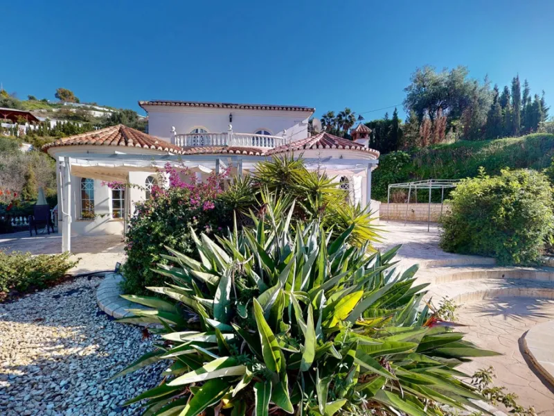 This elegant villa in Arenas, Málaga, offers a harmonious blend of space and style across two levels. The residence boasts four bedrooms and three bathrooms, with the primary bedroom providing generous personal space. The ground floor houses the main livi