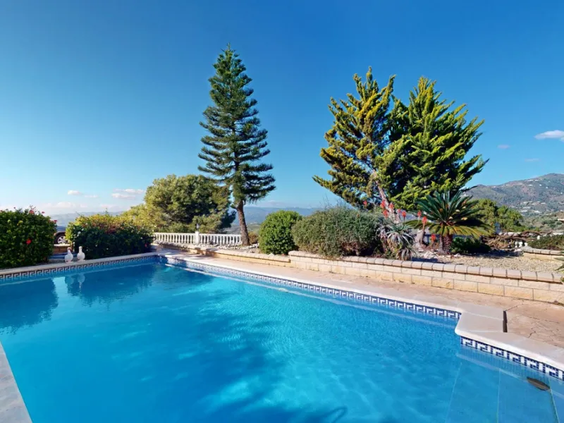 This elegant villa in Arenas, Málaga, offers a harmonious blend of space and style across two levels. The residence boasts four bedrooms and three bathrooms, with the primary bedroom providing generous personal space. The ground floor houses the main livi