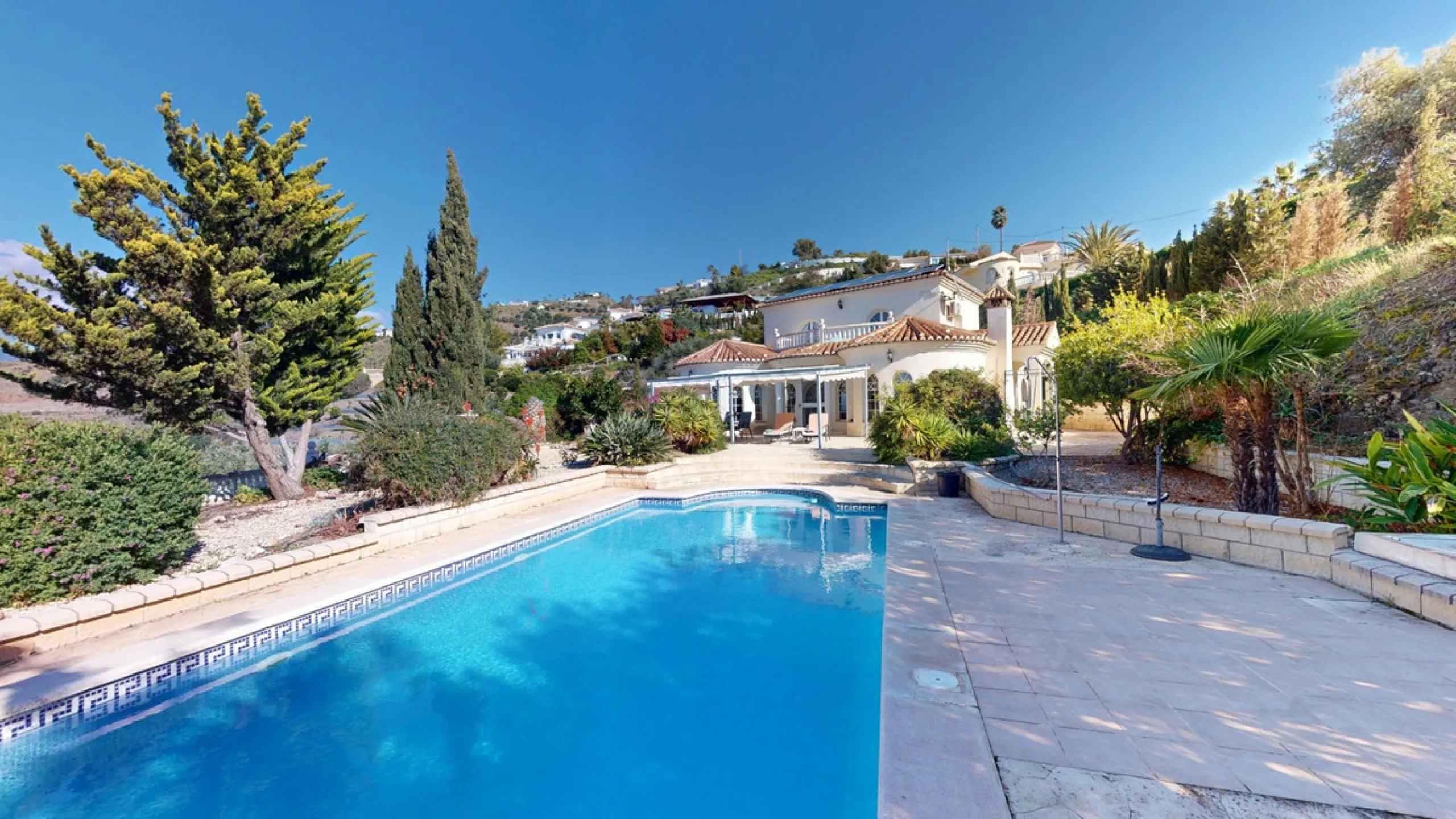 This elegant villa in Arenas, Málaga, offers a harmonious blend of space and style across two levels. The residence boasts four bedrooms and three bathrooms, with the primary bedroom providing generous personal space. The ground floor houses the main livi
