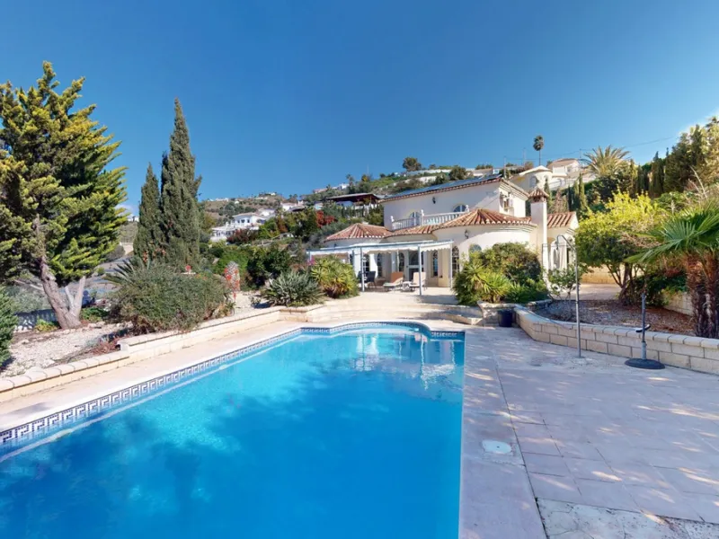 This elegant villa in Arenas, Málaga, offers a harmonious blend of space and style across two levels. The residence boasts four bedrooms and three bathrooms, with the primary bedroom providing generous personal space. The ground floor houses the main livi