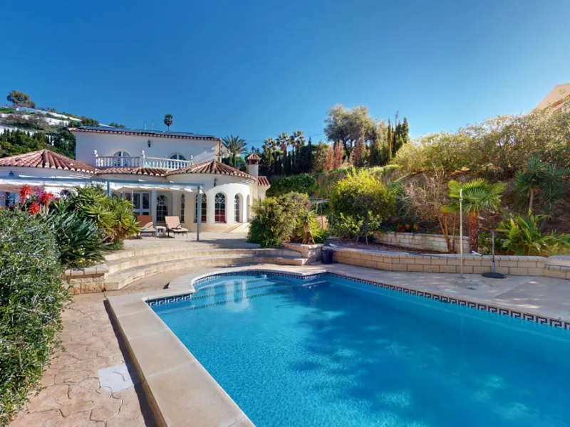 This elegant villa in Arenas, Málaga, offers a harmonious blend of space and style across two levels. The residence boasts four bedrooms and three bathrooms, with the primary bedroom providing generous personal space. The ground floor houses the main livi