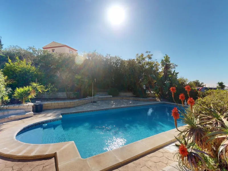 This elegant villa in Arenas, Málaga, offers a harmonious blend of space and style across two levels. The residence boasts four bedrooms and three bathrooms, with the primary bedroom providing generous personal space. The ground floor houses the main livi