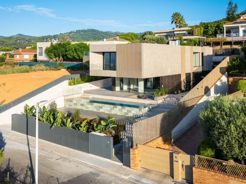 Move-In Ready Luxury Villa in Teia