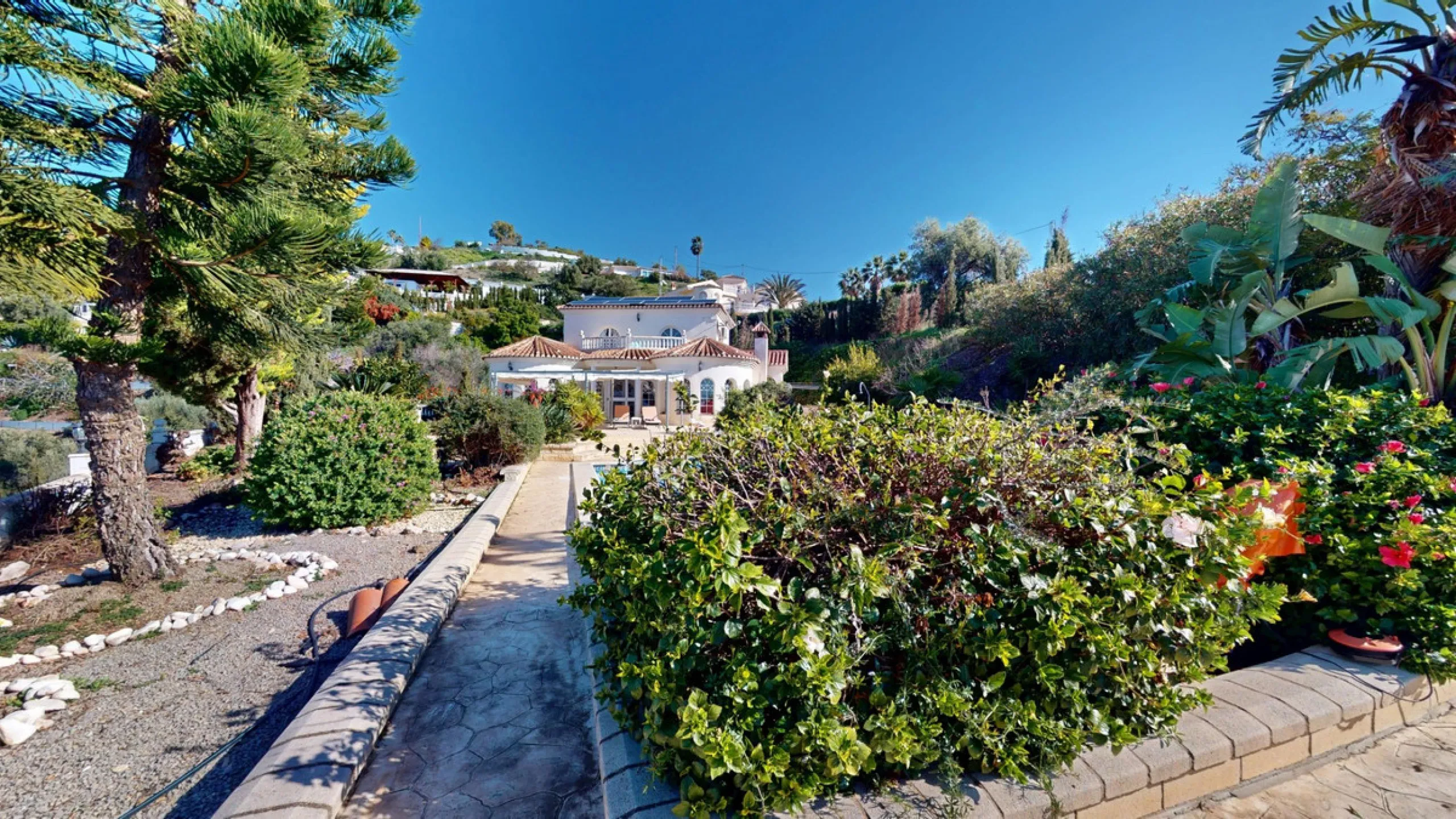 This elegant villa in Arenas, Málaga, offers a harmonious blend of space and style across two levels. The residence boasts four bedrooms and three bathrooms, with the primary bedroom providing generous personal space. The ground floor houses the main livi