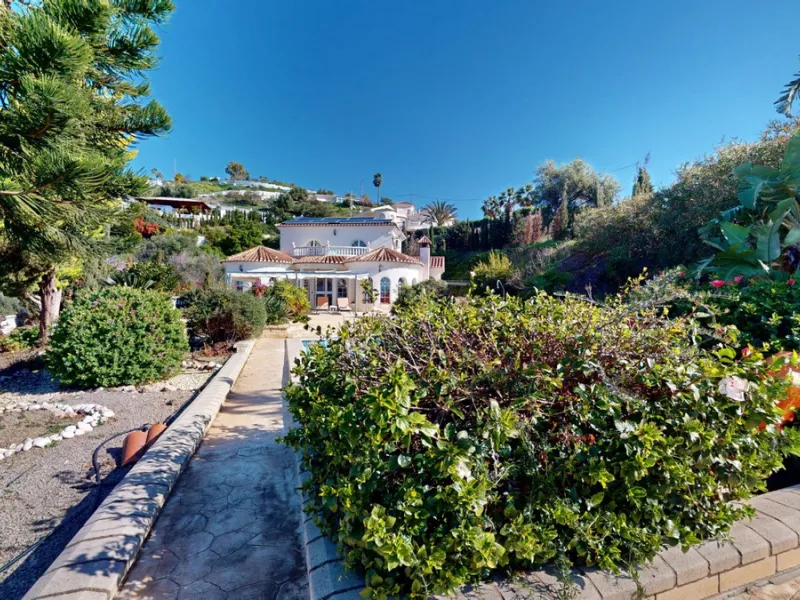 This elegant villa in Arenas, Málaga, offers a harmonious blend of space and style across two levels. The residence boasts four bedrooms and three bathrooms, with the primary bedroom providing generous personal space. The ground floor houses the main livi