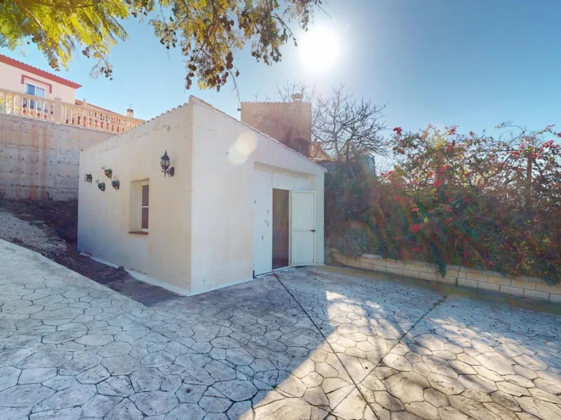 This elegant villa in Arenas, Málaga, offers a harmonious blend of space and style across two levels. The residence boasts four bedrooms and three bathrooms, with the primary bedroom providing generous personal space. The ground floor houses the main livi