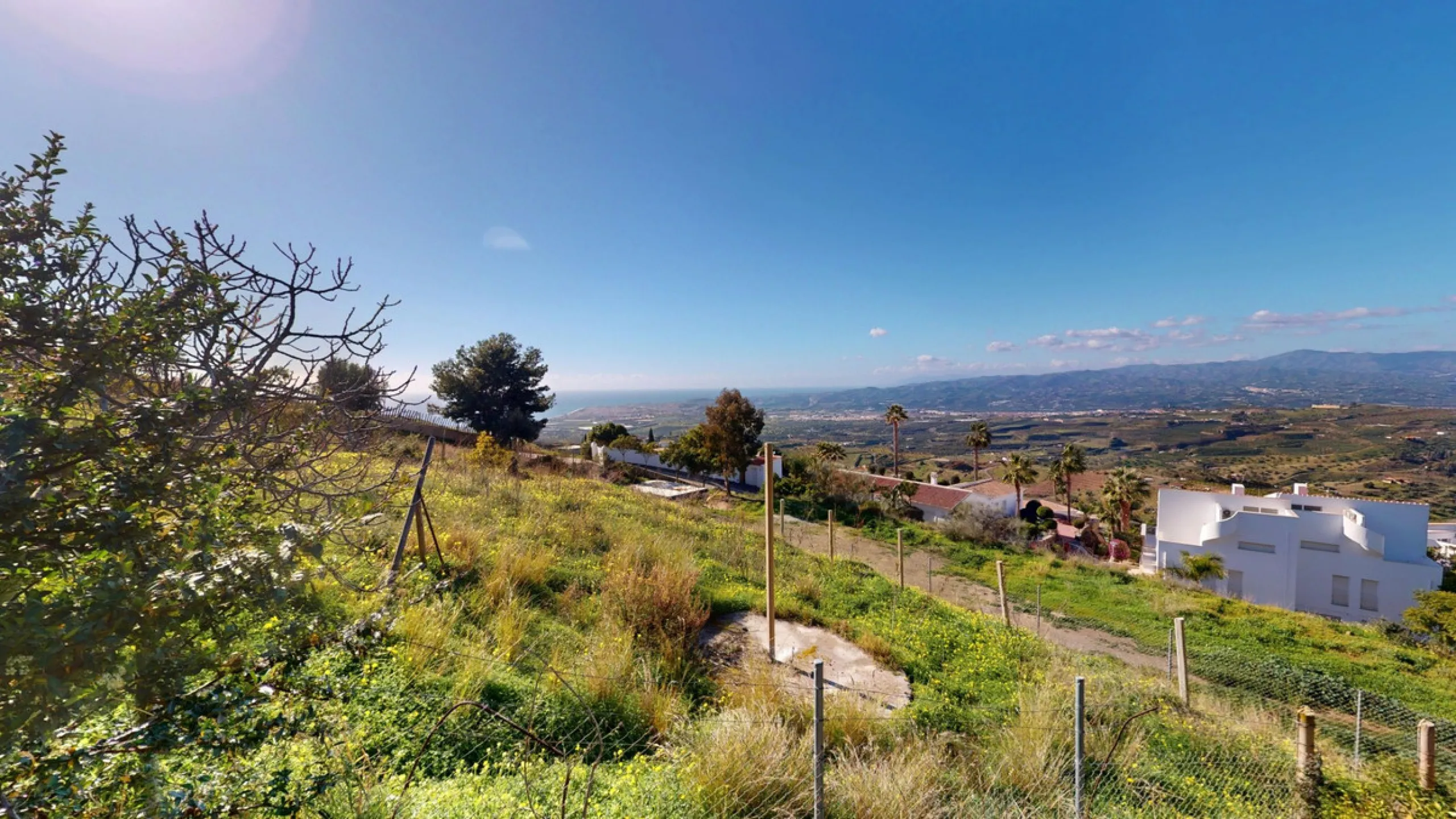 This elegant villa in Arenas, Málaga, offers a harmonious blend of space and style across two levels. The residence boasts four bedrooms and three bathrooms, with the primary bedroom providing generous personal space. The ground floor houses the main livi