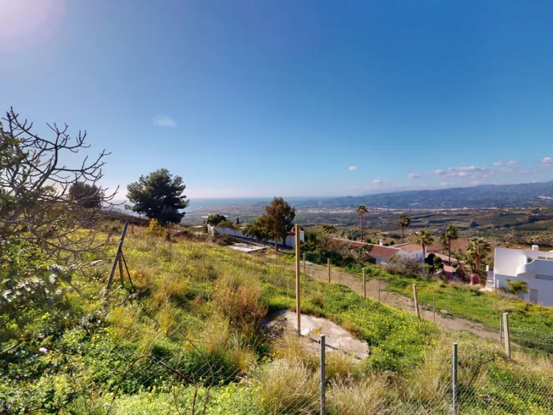 This elegant villa in Arenas, Málaga, offers a harmonious blend of space and style across two levels. The residence boasts four bedrooms and three bathrooms, with the primary bedroom providing generous personal space. The ground floor houses the main livi