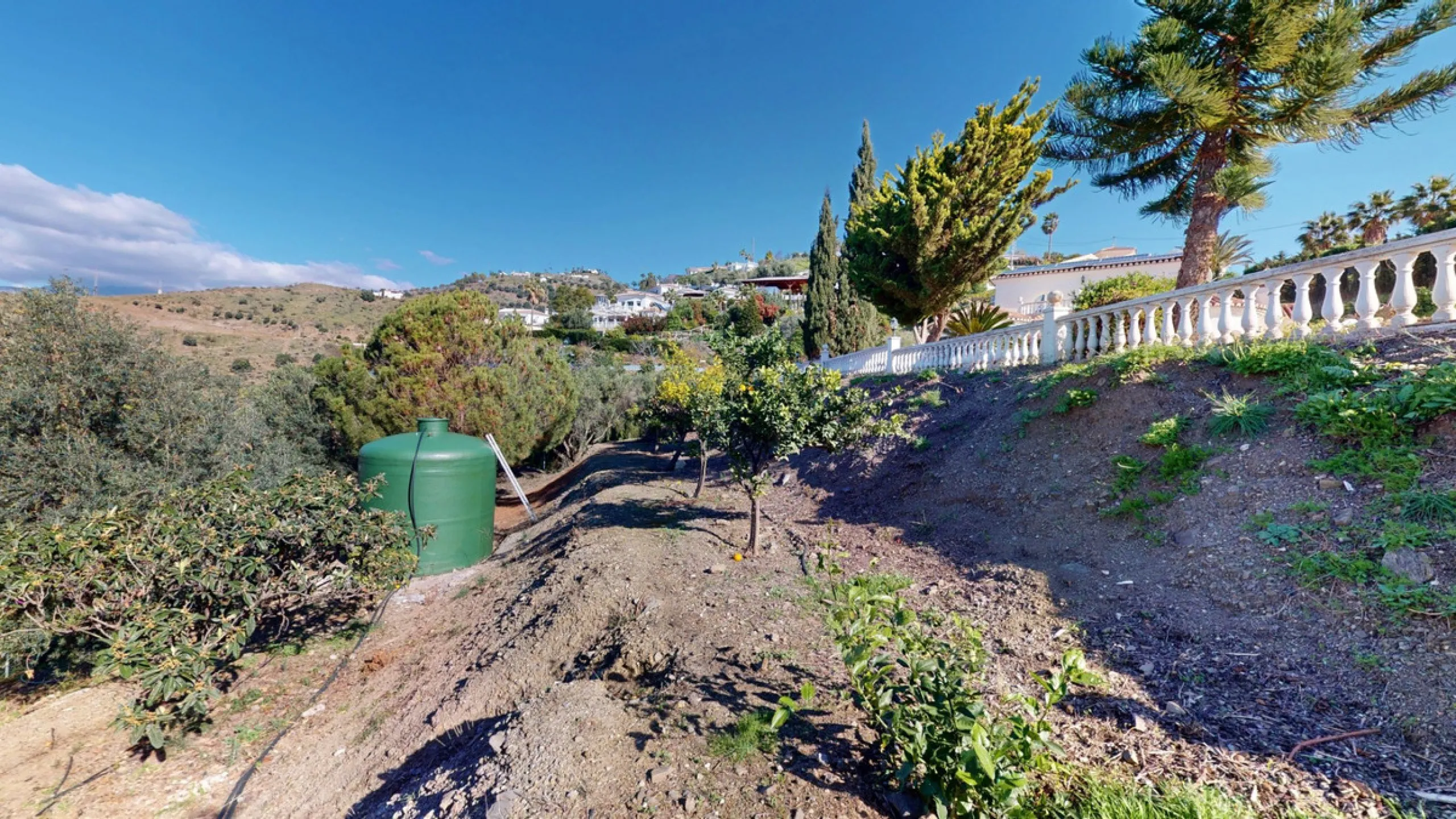 This elegant villa in Arenas, Málaga, offers a harmonious blend of space and style across two levels. The residence boasts four bedrooms and three bathrooms, with the primary bedroom providing generous personal space. The ground floor houses the main livi