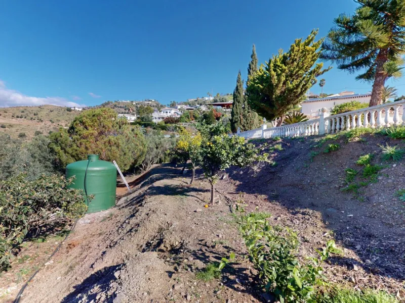 This elegant villa in Arenas, Málaga, offers a harmonious blend of space and style across two levels. The residence boasts four bedrooms and three bathrooms, with the primary bedroom providing generous personal space. The ground floor houses the main livi