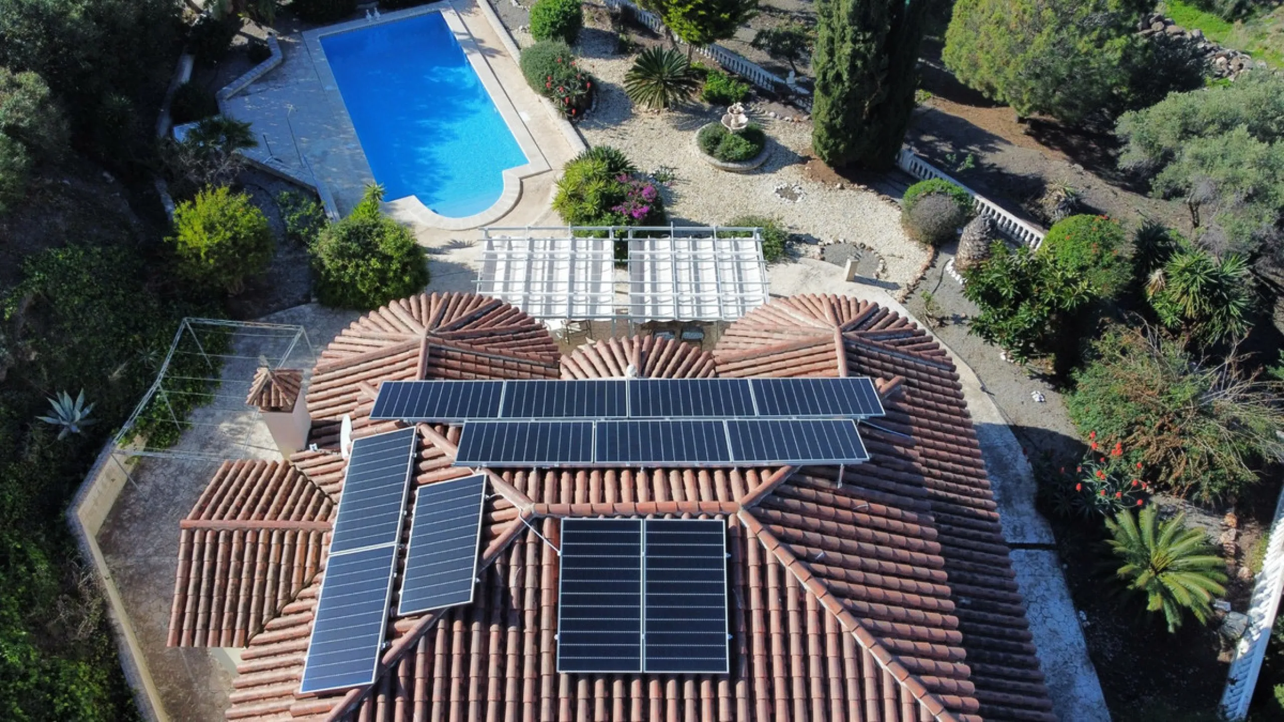 This elegant villa in Arenas, Málaga, offers a harmonious blend of space and style across two levels. The residence boasts four bedrooms and three bathrooms, with the primary bedroom providing generous personal space. The ground floor houses the main livi