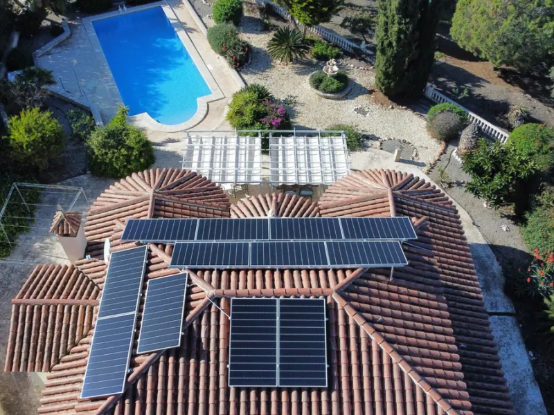 This elegant villa in Arenas, Málaga, offers a harmonious blend of space and style across two levels. The residence boasts four bedrooms and three bathrooms, with the primary bedroom providing generous personal space. The ground floor houses the main livi