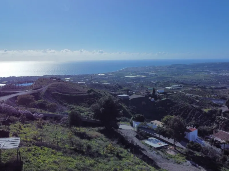 This elegant villa in Arenas, Málaga, offers a harmonious blend of space and style across two levels. The residence boasts four bedrooms and three bathrooms, with the primary bedroom providing generous personal space. The ground floor houses the main livi