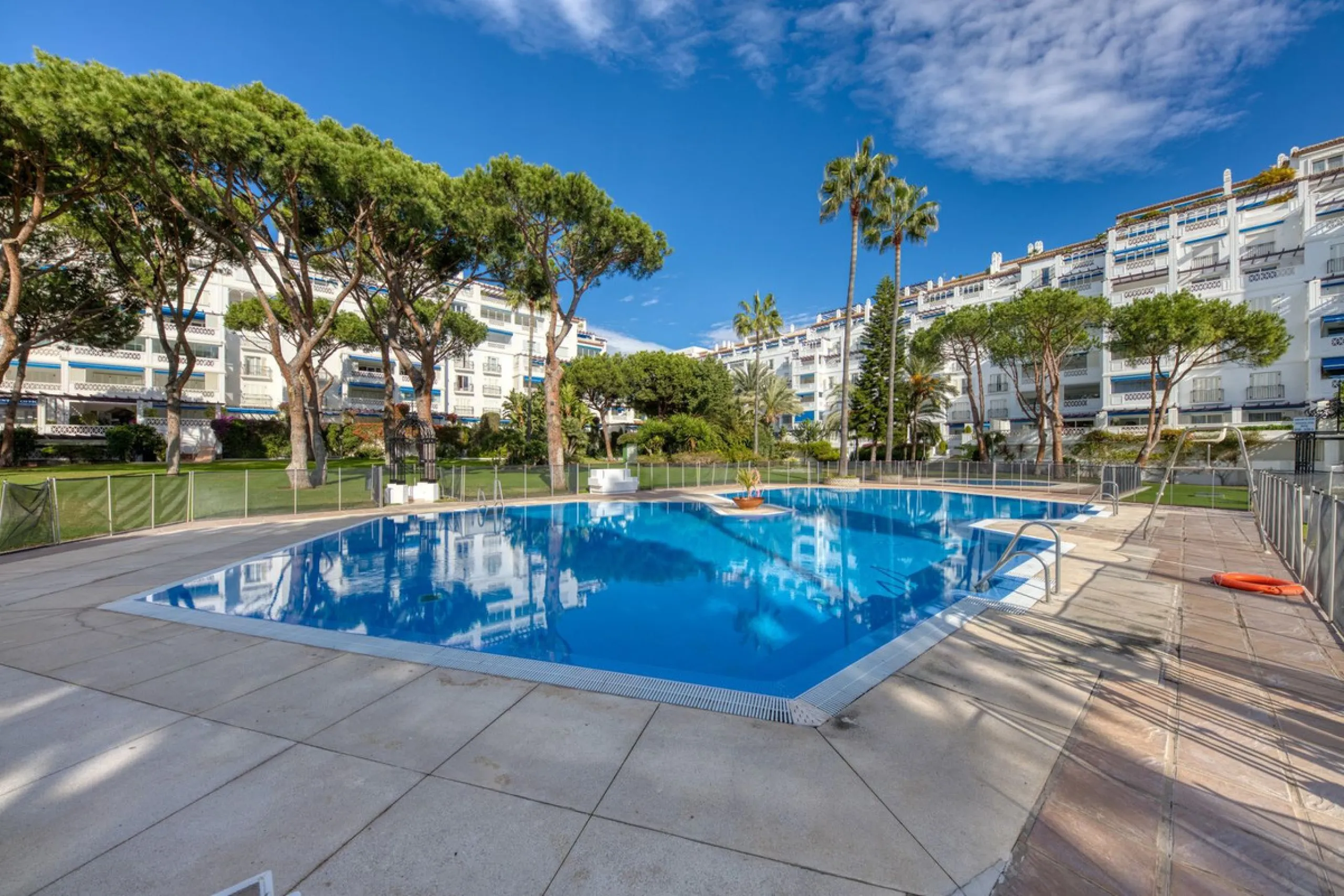 Apartment - Middle Floor Apartment в продаже в Marbella, Málaga. В доме 3 спален и 3 ванных комнат. Площадь дома 173 м²