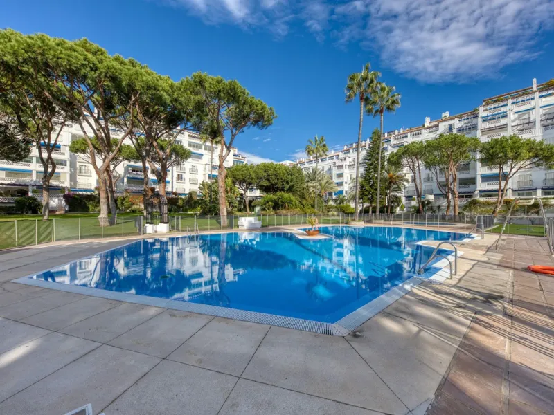 Elegant 3-Bedroom Apartment in Playas del Duque, Puerto Banús – Touristic License & Proven Rental Income