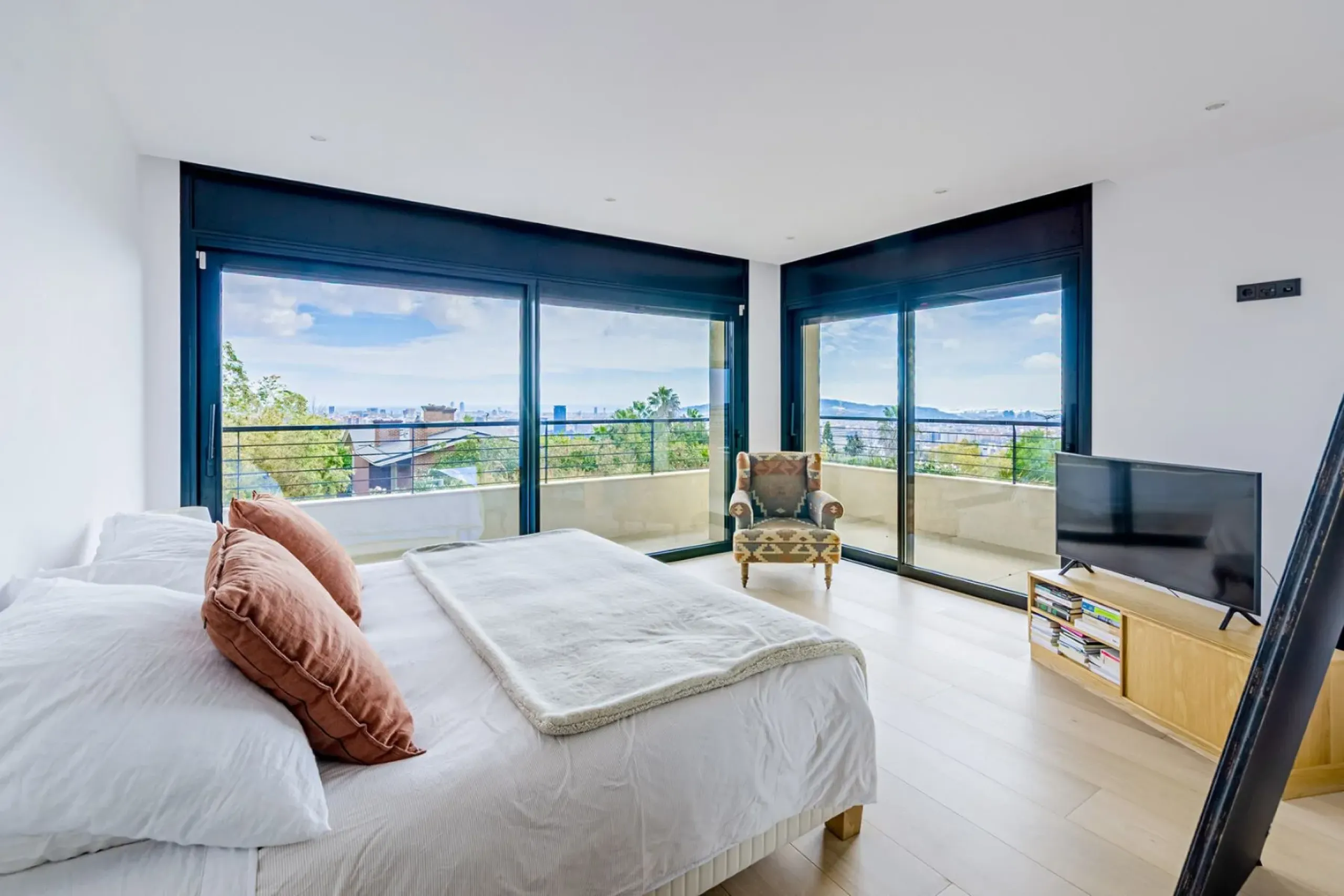 Exclusive Luxury Villa with Panoramic Sea and City Views in the Prestigious Pedralbes District, Barcelona